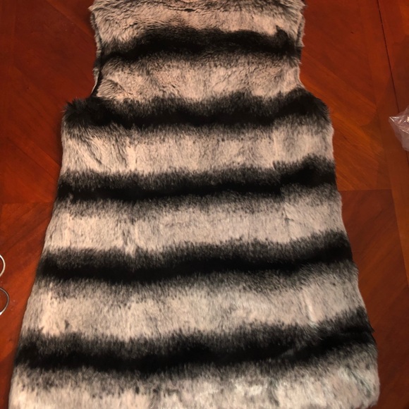 Rachel Zoe vintage faux fur vest size LM blaxk and white preloved “as is” - Picture 8 of 8